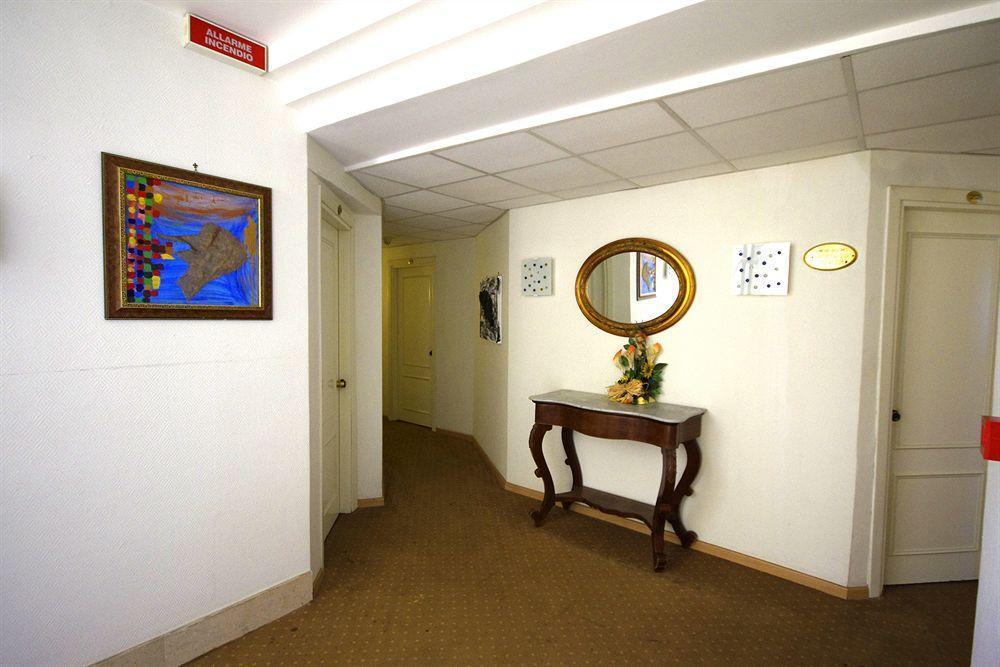 Hotel Clinton Касория Екстериор снимка