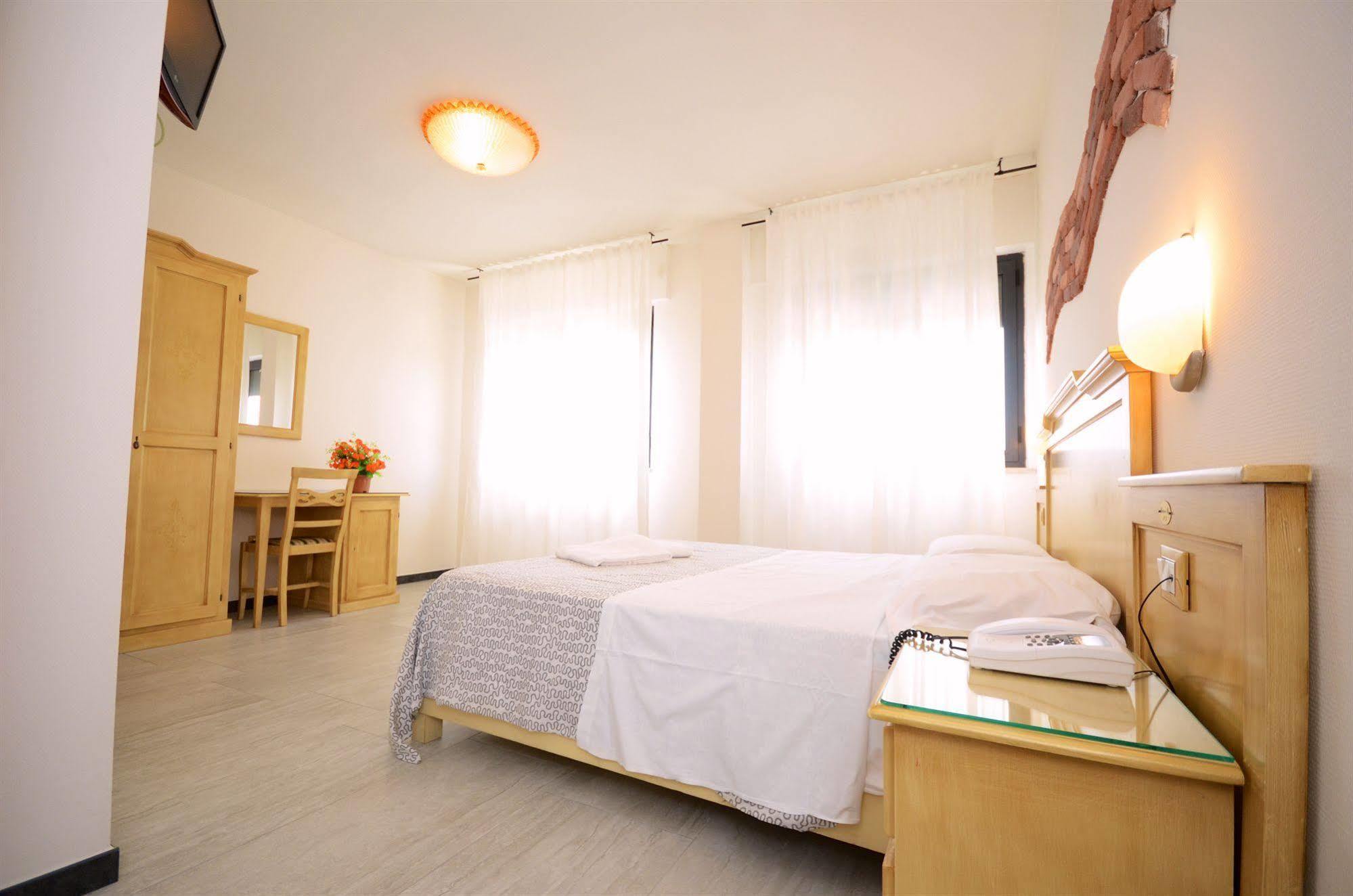 Hotel Clinton Касория Екстериор снимка