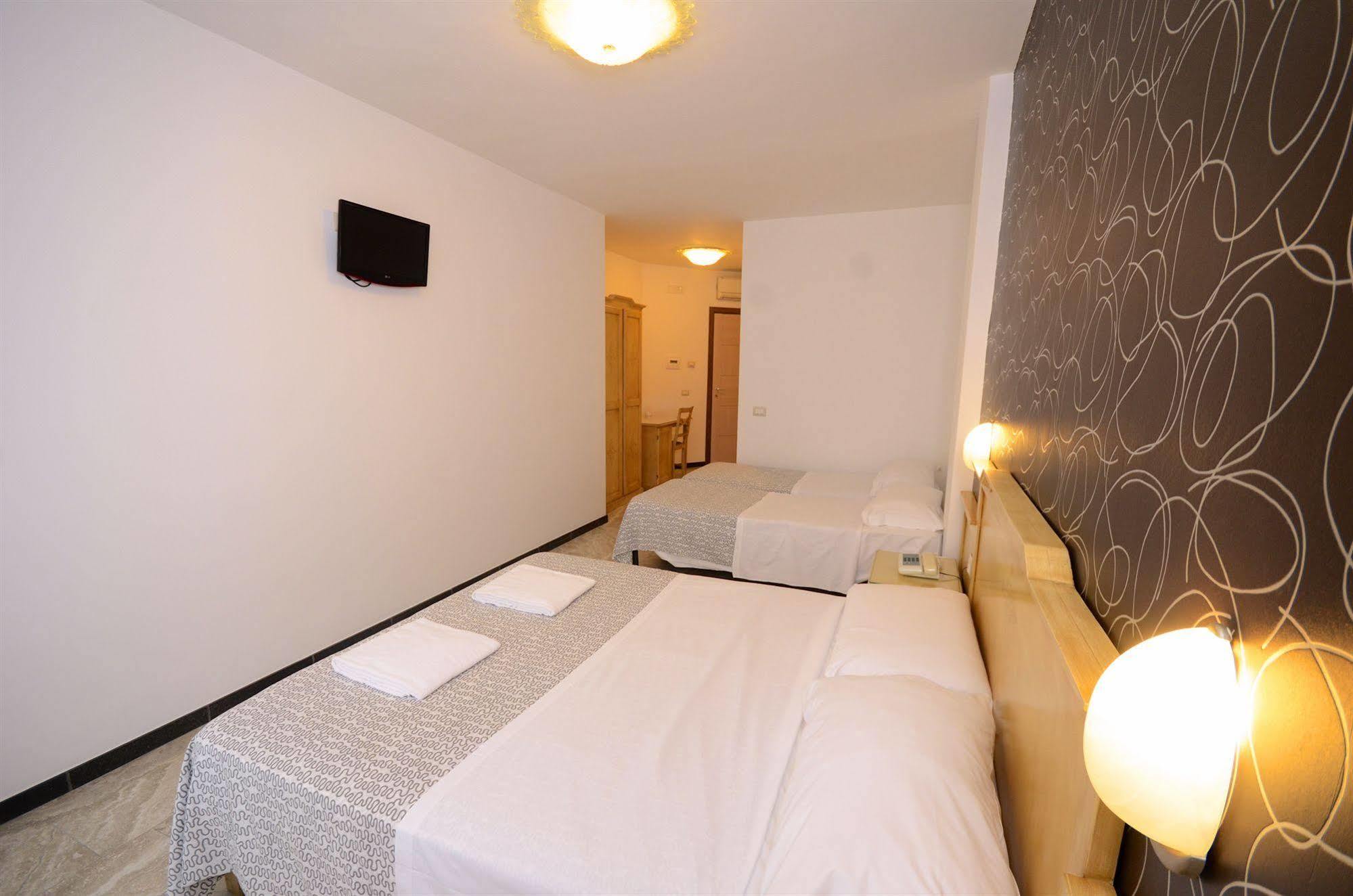 Hotel Clinton Касория Екстериор снимка
