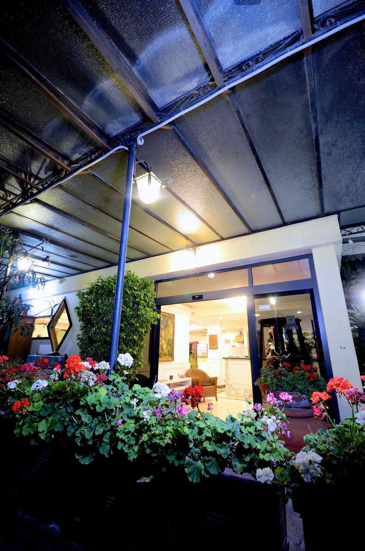 Hotel Clinton Касория Екстериор снимка
